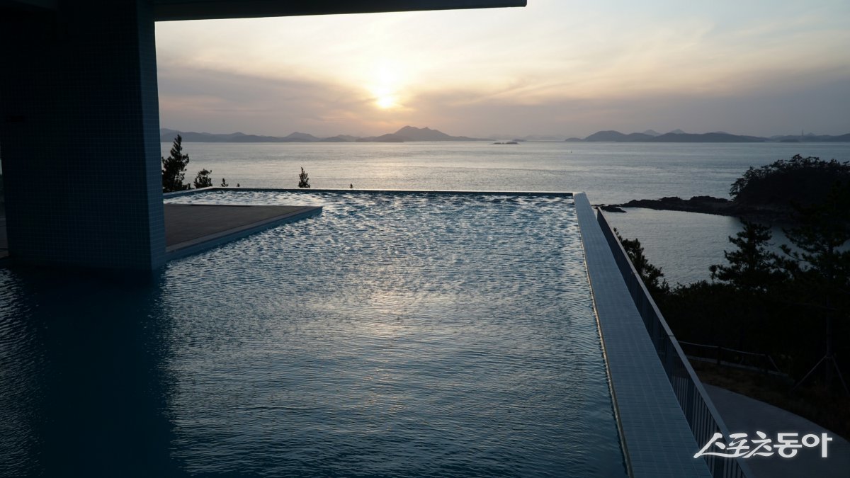 오시아노 ‘해남126호텔’의 인피니티 풀. 크기는 아담하지만 해남에서도 일몰 맛집으로 꼽히는 화원면 화봉리에 자리해 바다 풍광이 멋지다        해남｜김재범 기자 oldfield@donga.com