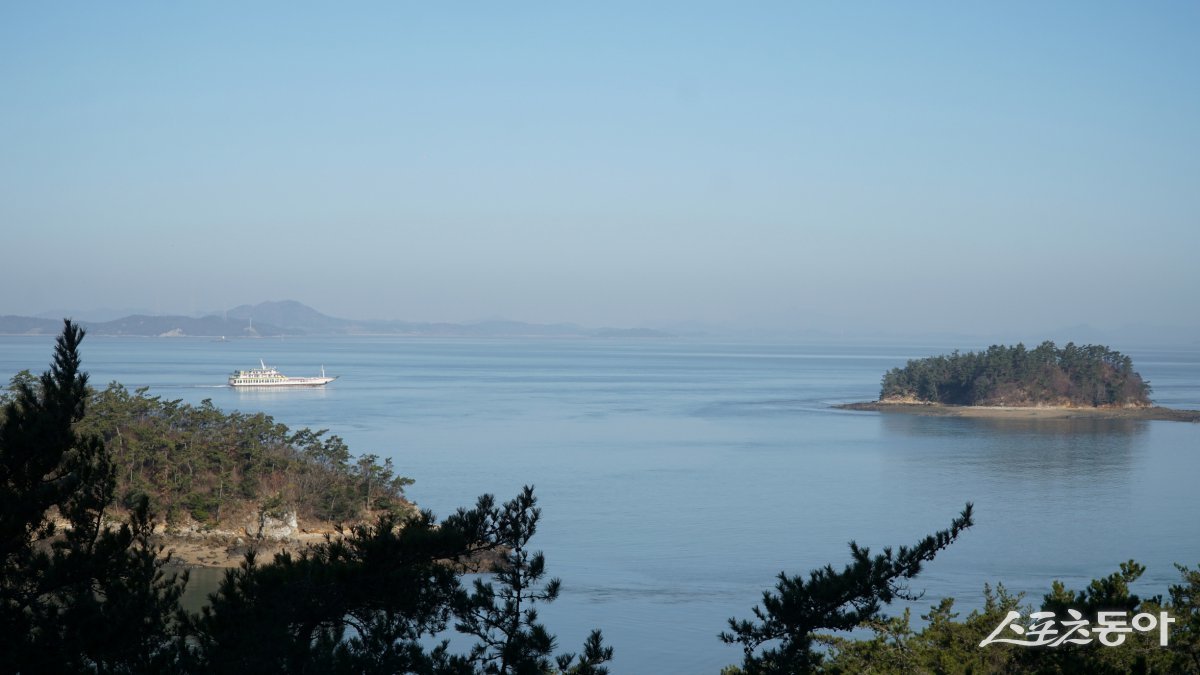 아침 ‘해남126호텔’ 객실 창으로 바라본 바다 모습. 점점이 흩어진 섬들과 지나가는 여객선이 어우러진 모습은 이곳에서만 느낄 수 있는 풍경이다     해남｜김재범 기자 oldfield@donga.com