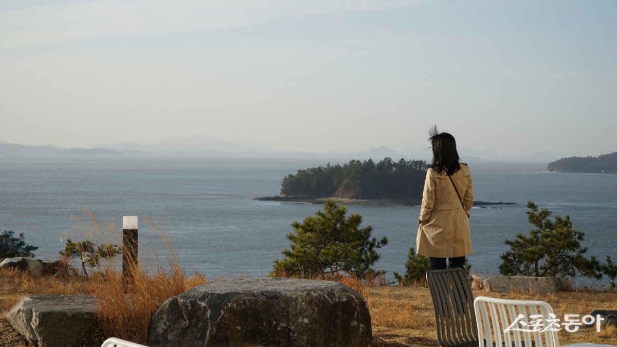 오시아노 ‘해남126호텔’ 로비의 야외 테라스에서 바라본 바다. 오밀조밀 들고 난 해안선이 멋진데다 바다에는 남쪽의 우도부터 고도, 닭섬 등 다도해의 섬들이 점점이 자리하고 있다  해남｜김재범 기자 oldfield@donga.com