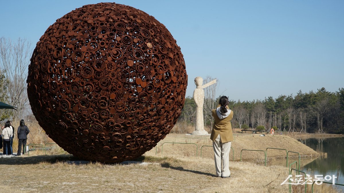 해남 산이정원에 있는 호수 ‘물이정원’과 설치미술 작품들. 멀리 어린 왕자 조형물도 보인다   해남｜김재범 기자 oldfield@donga.com