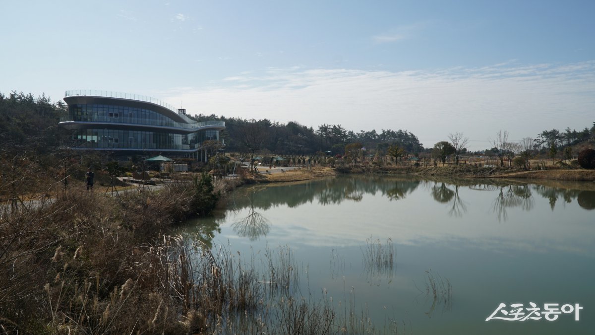 해남 산이정원의  호수 ‘몰이정원’과 가든뮤지엄.  이동하는 동선이나 공간이 여유롭고 탁 트인 전망을 갖고 있어 산책하는 맛이 좋다       해남｜김재범 기자 oldfield@donga.com