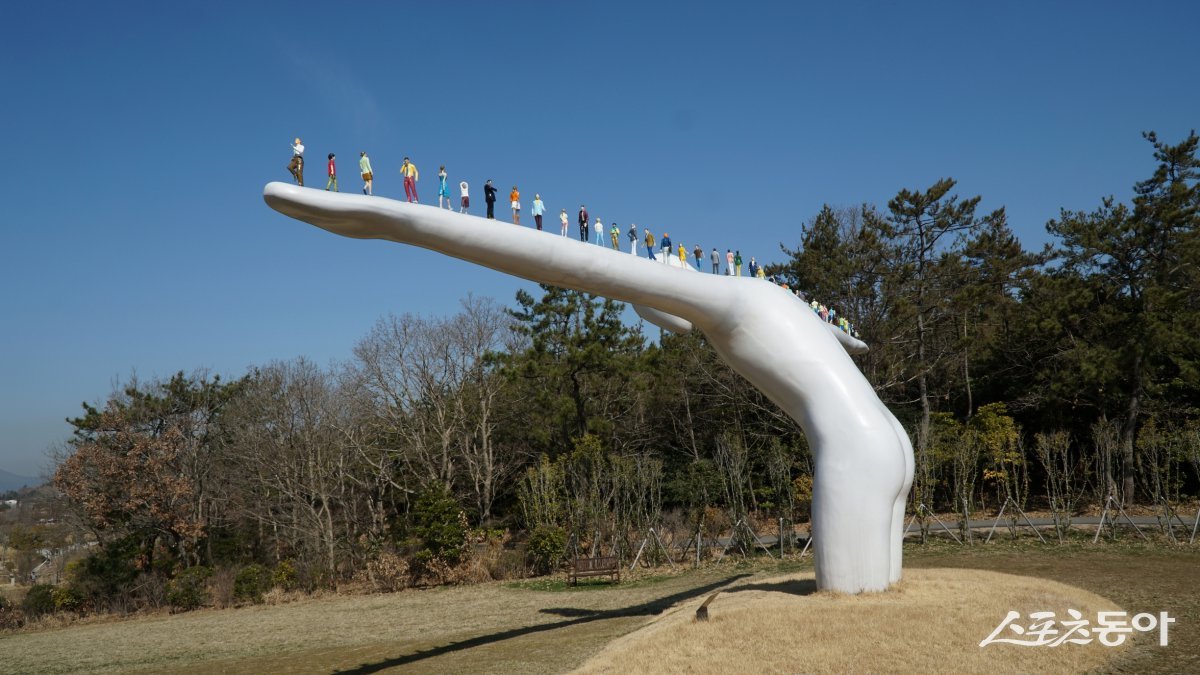 산이정원 ‘하늘마루’에 설치된 유영호 작가의 작품 ‘브릿지 오브 휴먼’. 스스로 다리가 된 거인의 어깨 위로 다양한 인종의 사람들이 오가는 모습을 표현했다                  해남｜김재범 기자 oldfield@donga.com