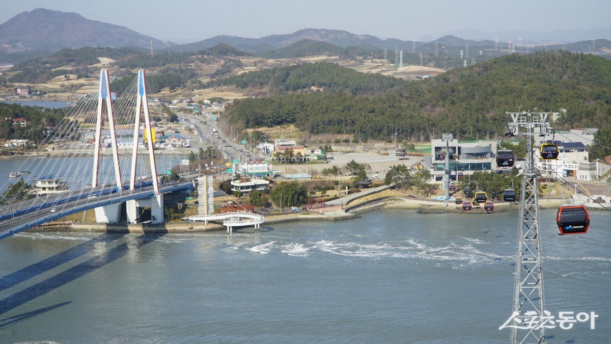 이순신 장군의 명량대첩이 있었던 해남 명량해협(울돌목). 한얀 포말을 일으키며 거칠게 해류가 소용돌이치는 바다 왼쪽이 해남과 진도를 잇는 진도대교이고 오른쪽은 명량해상케이블카이다. 진도대교 아래에는 울돌목의 바다를 가까이서 볼 수 잇는 스카이워크가 있다            해남｜김재범 기자 oldfield@donga.com