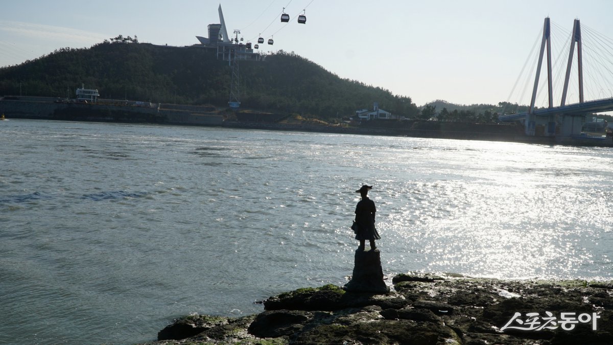 명량대첩 해전사 기념관 뒷편 바닷가에 있는 이순신 장군 동상. 영웅적인 풍모를 강조한 다른 동상들과 달리 나라의 미래를 고뇌하는 인간적인 면모를 강조한 것이 특징이다      해남｜김재범 기자 oldfield@donga.com