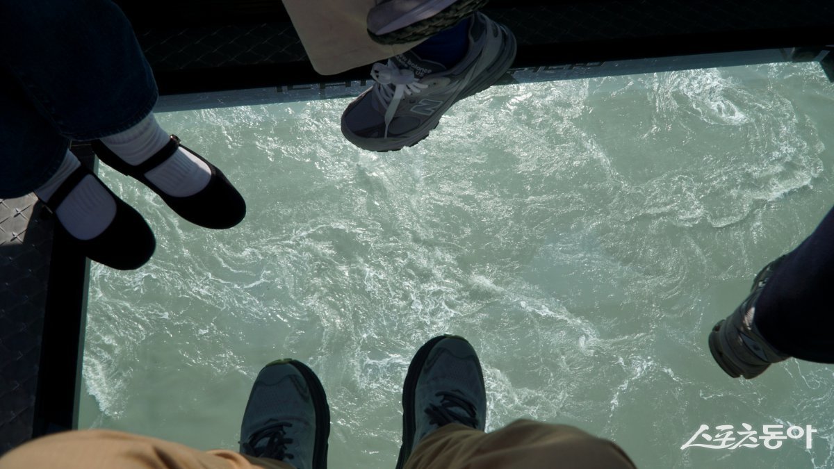 명량해상케이블카의 투명 바닥으로 내려다본 울돌목(명량해협)의 거친 바다. 시속 24km에 달하는 해류가 암초에 부딪치면서 소용돌이를 일으키고 있다           해남｜김재범 기자 oldfield@donga.com