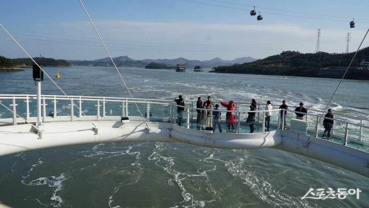 울돌목(명량해협)의 험한 바다를 가까이서 볼 수 있는 스카이워크. 대부분의 구간이 창살형태의 바닥이 보이는 철제 바닥인데, 특히 이 구간은 투명 유리로 바닥이 되어 있다                해남｜김재범 기자 oldfield@donga.com