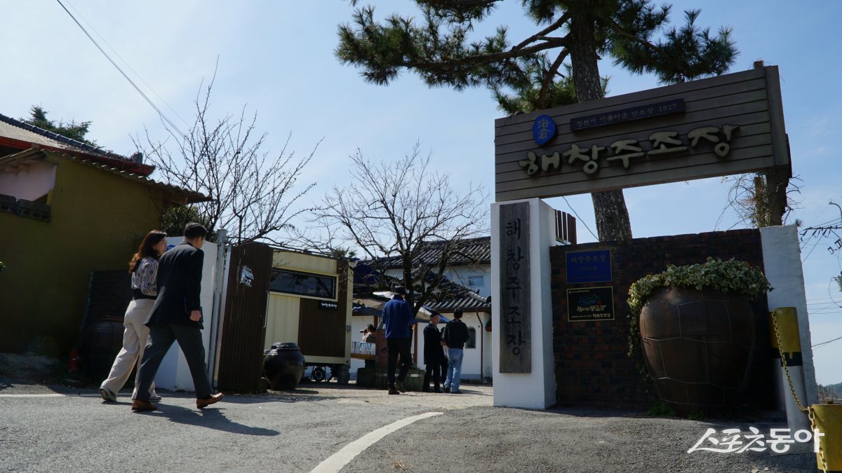 쌀이 맛있는 해남을 대표하는 해창주조장. 다양한 도수의 프리미엄 막걸리를 생산하는 양조장으로 1927년 일본인이 문을 연 양조장이 시초다                      해남｜김재범 기자 oldfield@donga.com