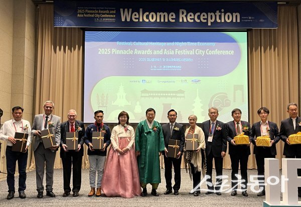 양금희 경북도 경제부지사가 경주에서 열리고 있는 피나클어워즈&아시아축제도시 컨퍼런스에 참석해 기념 촬영하고 있다. 사진제공 ㅣ 경북도