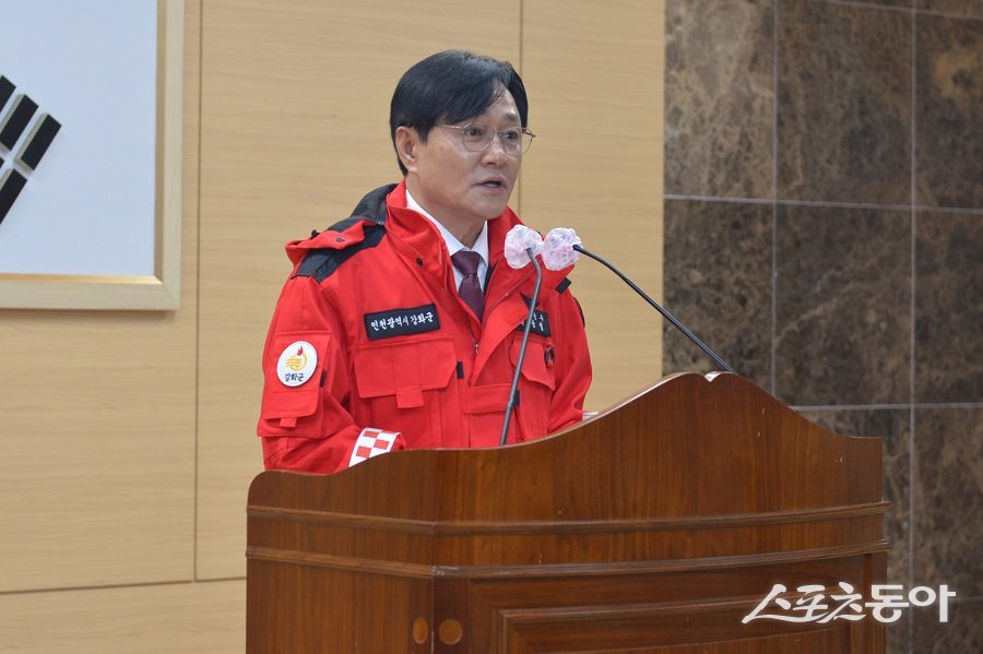 박용철 강화군수는 공무원 산불진화대 현장 대응 역량 강화를 강조하고 있다.  사진제공｜강화군청