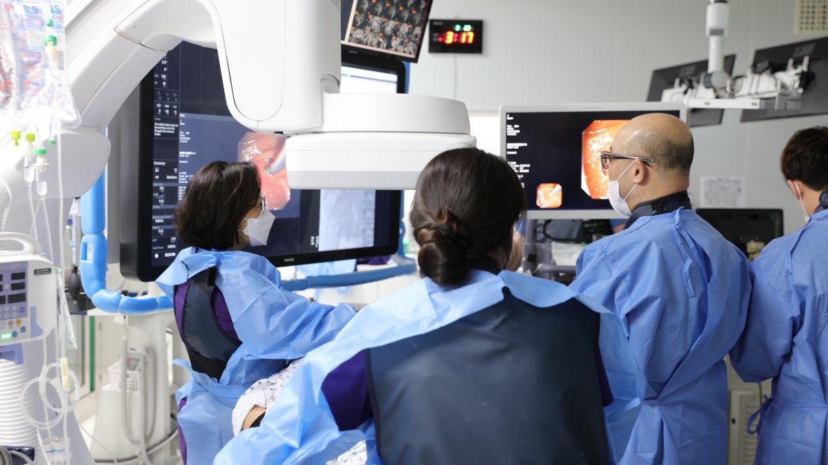 삼육부산병원 소화기 내과 김진남 과장(왼쪽에서 3번째)이 ERCP 검사 및 시술을 활용해 담관협착증 환자를 치료하고 있다. 사진제공 ㅣ 삼육부산병원