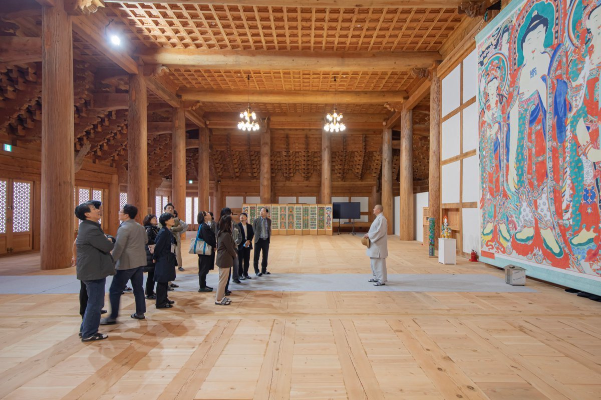 해남문화관광재단과 3월 14일, 15일 진행한 공동 워크숍에 참석한 서울관광재단 임직원들이 해남의 대표적인 관광명소인 두륜산 대흥사를 답사하고 있다         사진제공｜서울관광재단