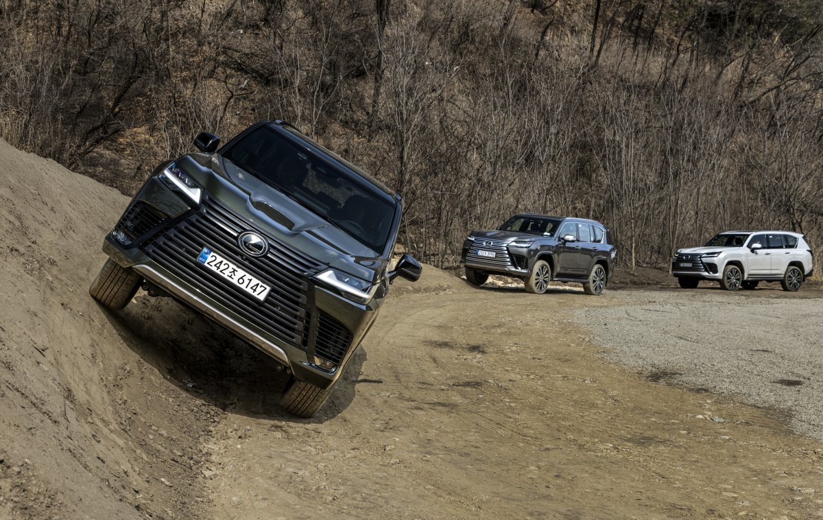 경사로 코스를 돌파하고 있는 렉서스 LX 700h. 사진제공 ｜한국토요타자동차