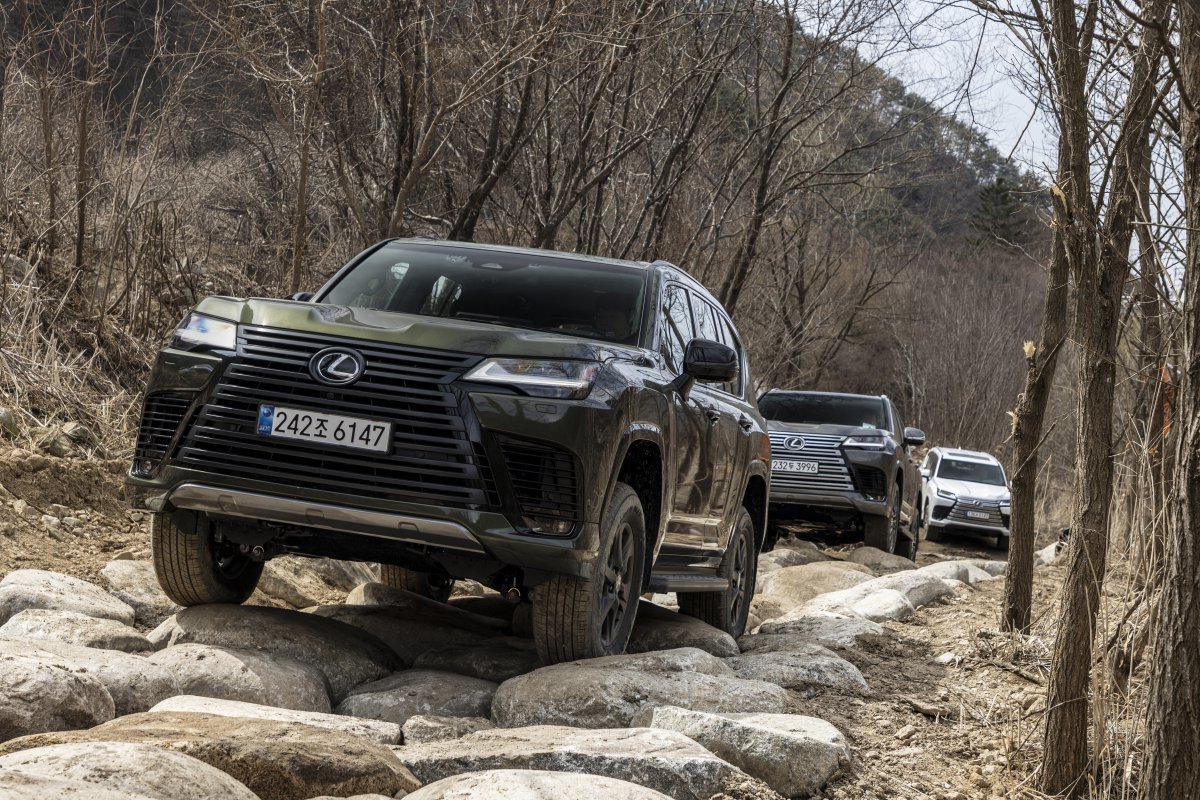 다양한 오프로드 특화 시스템을 갖추고 있는 렉서스 LX 700h와 함깨라면 거친 바위  오프로드 코스를 마치 온로드처럼 부드럽게 공략할 수 있다. 사진제공 ｜한국토요타자동차