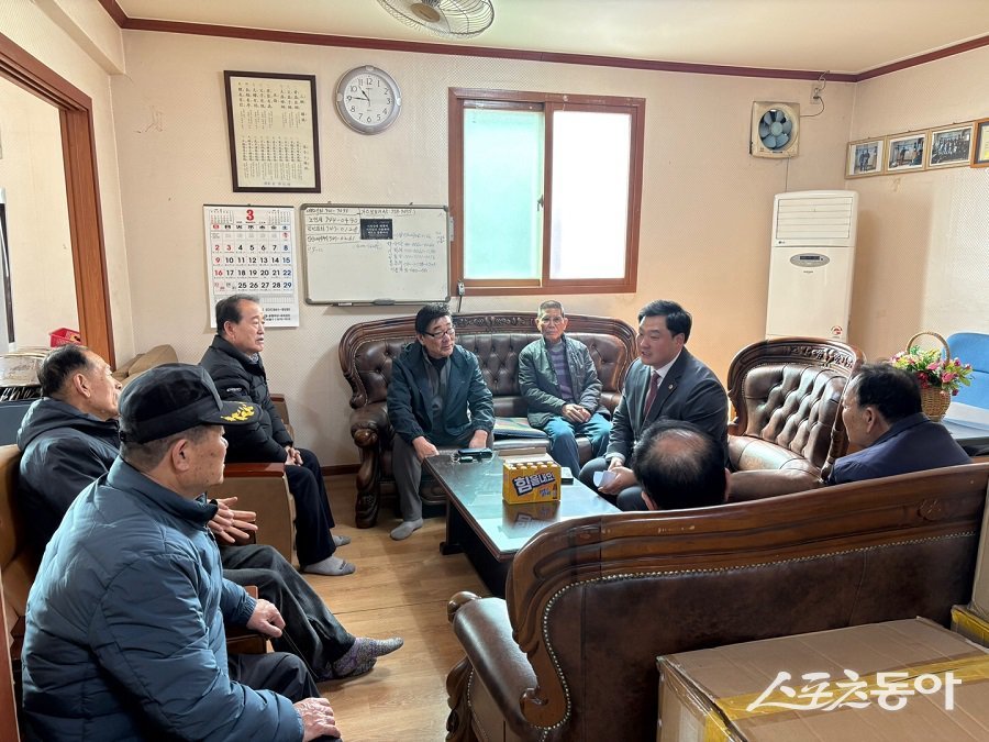 고준호 의원(국민의힘, 파주1)이 지난 21일, 경기도가 추진하는 ‘2025년 경로당 스마트 환경 조성 사업’ 공모 신청과 관련해 서류 작성에 어려움을 겪고 있다는 소식을 듣고 광탄통합경로당을 방문했다. 사진제공|고준호 경기도의원