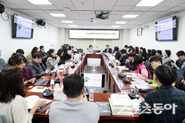 경북교육청이 국회 토론회에 참가해 업무경감 우수사례를 발표하고 있다. 사진제공 ㅣ 경북교육청