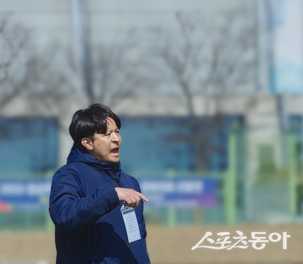 권혁 강구중 축구부 감독이  전국소년체전 경북 선발 결승전에서 선수들을 지휘하고 있다. 사진 ㅣ 나영조 기자