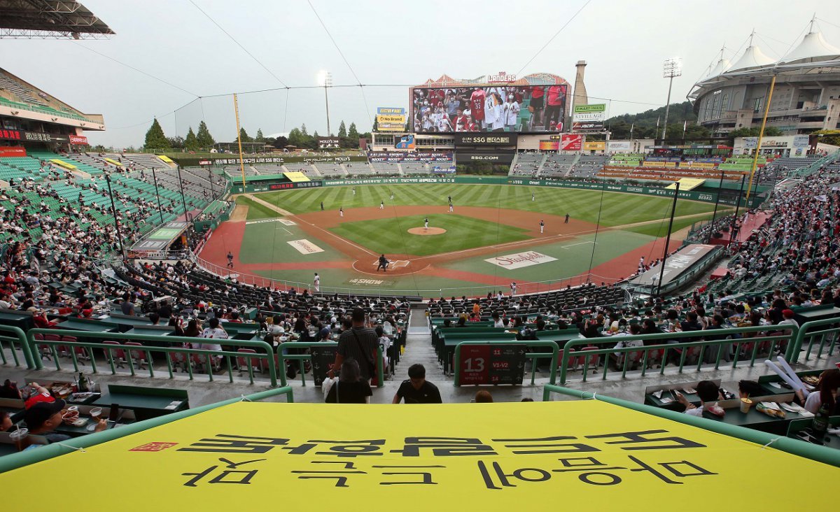 도드람 광고가 눈에 띄는 인천SSG랜더스필드 전경. 사진제공|도드람