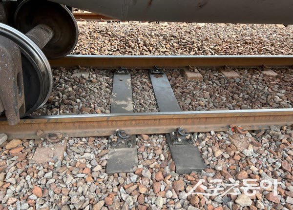 포항제철소 철도 현장에 적용된 철강 부산물 슬래그·폐플라스틱 복합재로 만든 슬래스틱 침목. 사진제공ㅣ포스코