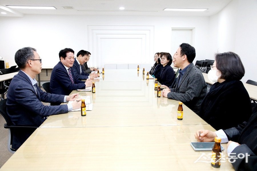 최 시장과 관계 공무원은 지난 21일 오후 4시 40분 시청 3층 접견실에서 문소연 건강한 연현마을을 위한 부모모임 대표 등 연현마을 주민들과 면담을 가졌다. 사진제공｜안양시청