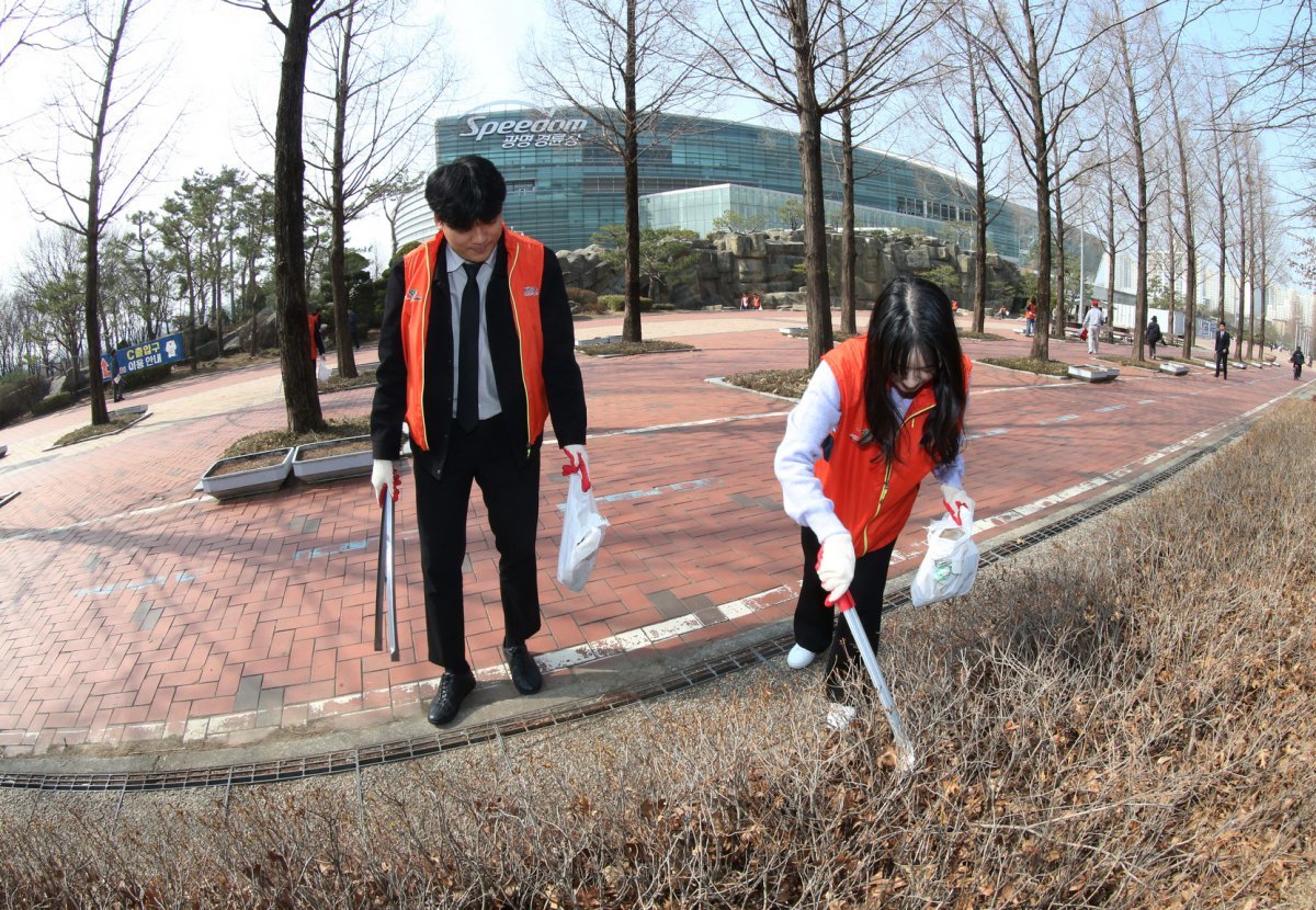 광명스피돔 중앙광장 인근에서 임직원들이 ‘쓰담 걷기’를 하고 있다 사진제공|국민체육진흥공단