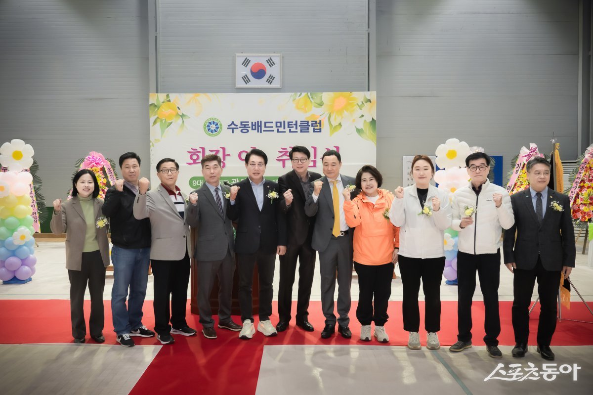 조성대 의장(윈쪽 다섯번째)과 시의원들이 23일 수동 배드민턴클럽에서 열린 회장 이·취임식에 참석했다. 사진제공ㅣ남양주시의회