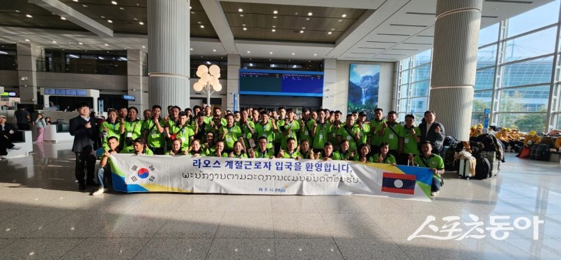 파주시 농업기술센터 농업과학교육관에서 라오스 외국인 계절근로자가 기념 촬영하고 있다.  사진제공ㅣ파주시