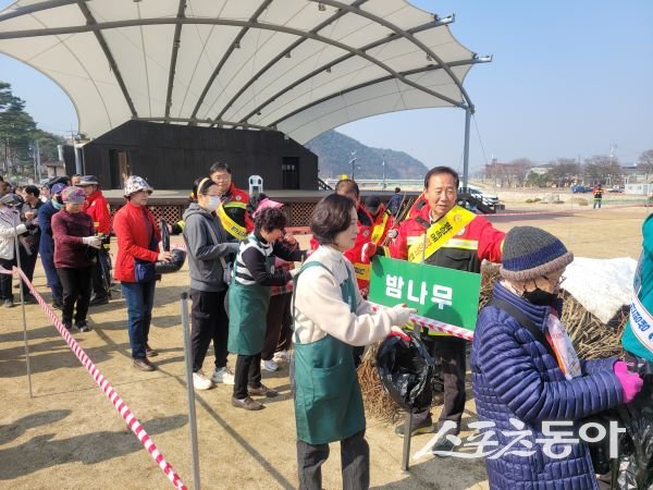 박현국 봉화군수가 지난 21일 봉화체육공원에서 ‘나무나누어주기 행사’를 진행하고 있는 모습. 사진제공｜봉화군