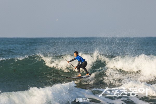 제7회 포항 메이어스컵 서핑 챔피언십‘ 대회서 선수들이 기량을 겨루고 있다. 사진제공 ㅣ 포항시체육회