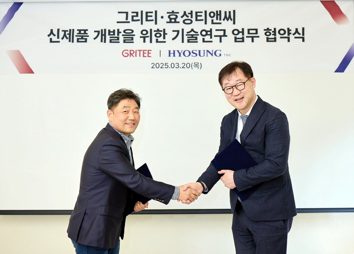 그리티 사업본부 총괄본부장 장성민 부사장(왼쪽), 효성티앤씨 임장규 상무(CMO)가 그리티 본사에서 양사간 협력 관계 구축을 위한 기술 연구 업무 협약을 맺고 있다. 사진제공 ｜효성