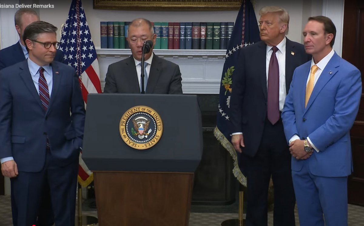 정의선(왼쪽에서 두 번쨔) 현대차그룹 회장이 24일(현지시간) 미국 워싱턴 백악관에서 도널드 트럼프(오른쪽에서 두 번째) 대통령이 지켜보는 가운데 2028년까지 210억달러를 미국에 투자하겠다고 발표하고 있다.  출처 ｜백악관 유뷰브 캡춰.