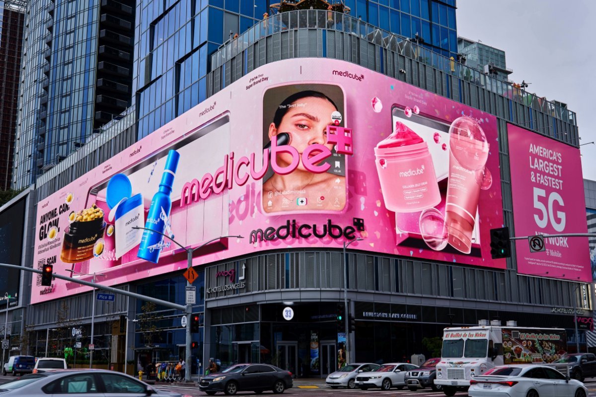 에이피알의 뷰티 브랜드가 대표 K-뷰티 브랜드로 자리매김하며, 글로벌 시장에서 고공행진 중이다. 미국 뉴욕 타임스퀘어 대형 전광판(위)과 로스앤젤레스 목시 호텔 전광판에서 송출한 메디큐브 광고. 사진제공｜에이피알