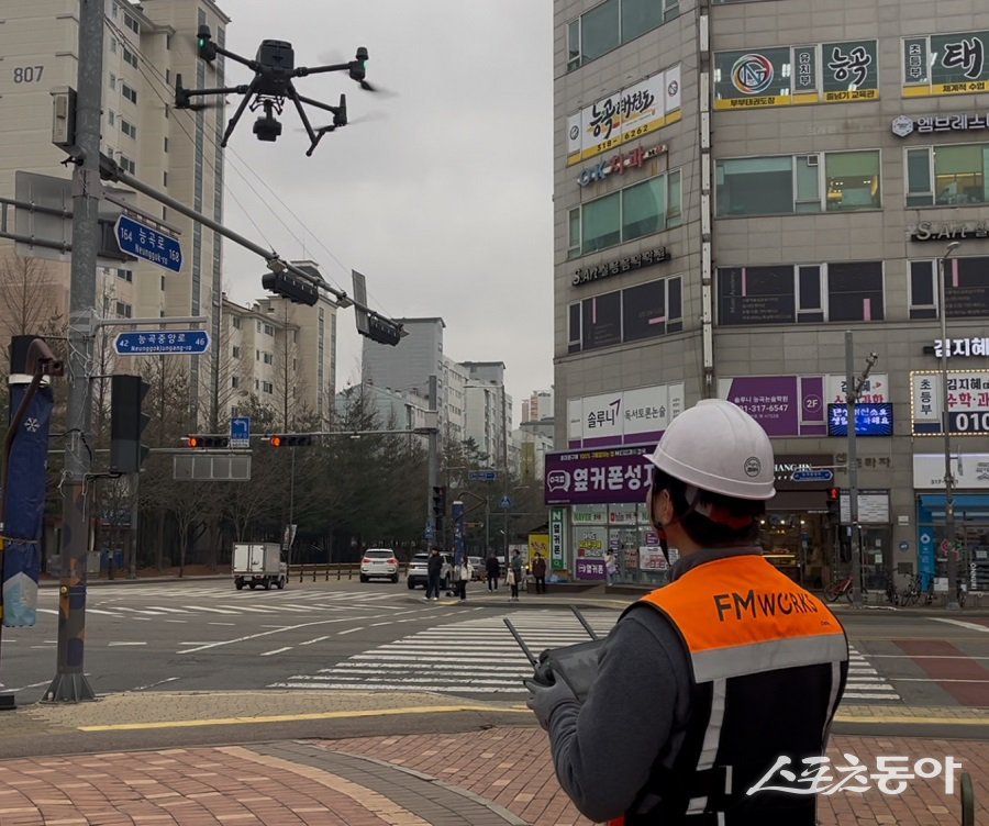 세계 최초 드론·인공지능 결합한 옥외광고물 안전점검 실증 진행 모습. 사진제공|시흥시청