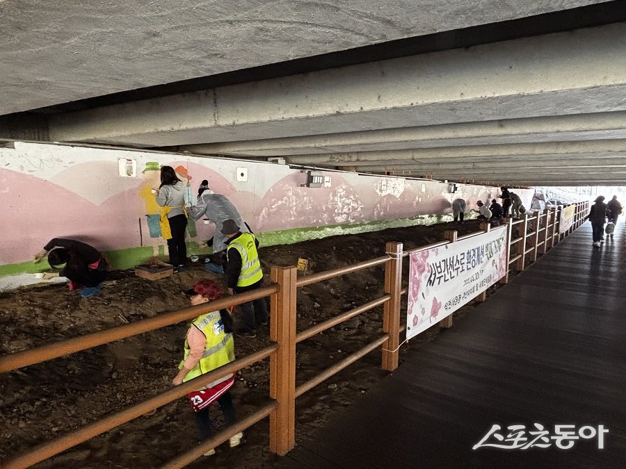 인천 계양구 작전서운동, 사회단체·여성친화도시 구민참여단과 함께 ‘서부간선수로 환경개선 벽화그리기’을 진행하고 있다. 사진제공|인천 계양구청