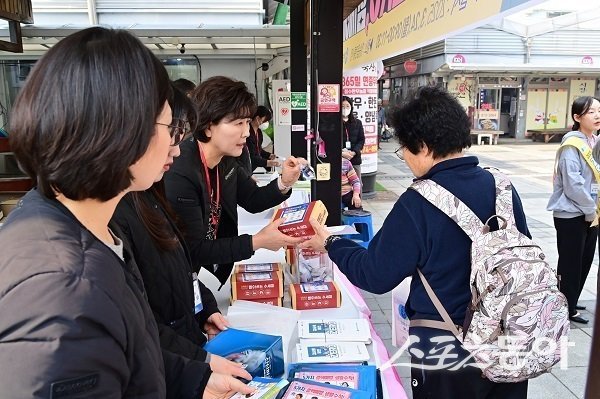 청송군, 암 예방의 날 캠페인. 사진제공 l 청송군