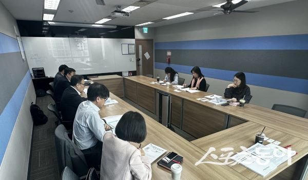 포항시 25일 한국산업기술진흥원(KIAT)을 찾아 그래핀을 국가첨단전략기술로 지정해 줄 것을 건의하고 있다. 사진제공|포항시