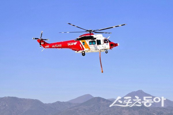 경북소방 다목적 소방헬기 ‘나래온’이 취항식을 연기하고 의성 산불 현장으로 긴급 출동했다. 사진제공 ㅣ 경북도