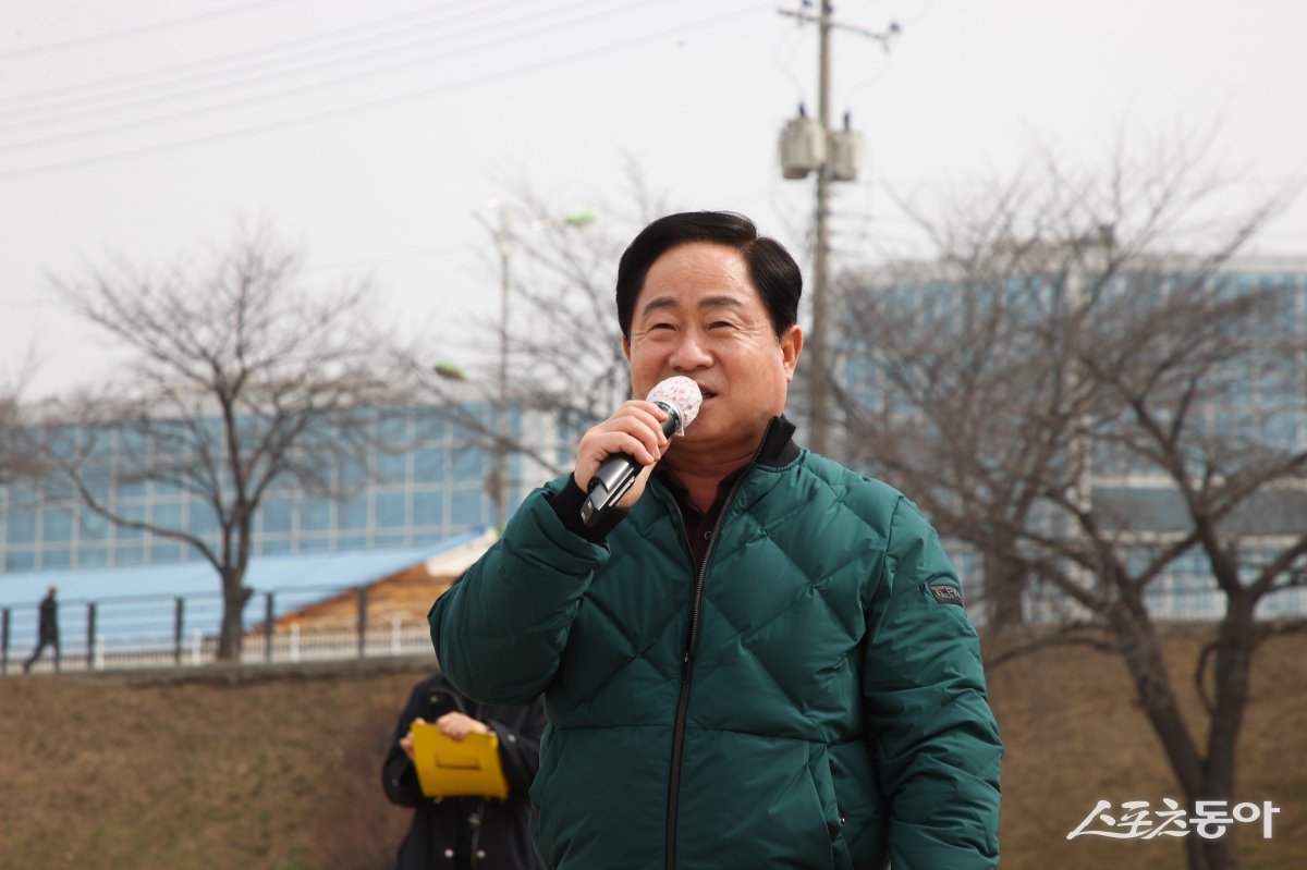 주광덕 시장이 25일 도농체육공원 일대에서 ‘2025년 봄맞이 쓰담데이 - 왕숙천 하천정화 현장에서 인사말을 하고 있다. 사진제공ㅣ남양주시