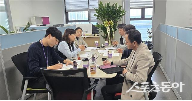 김미수 시의원이 지난 21일 대한행정사회 고양시지회 임원들과 마을행정사 운영에 관한 간담회를 하고 있다.  사진제공ㅣ고양시의회 김미수 의원