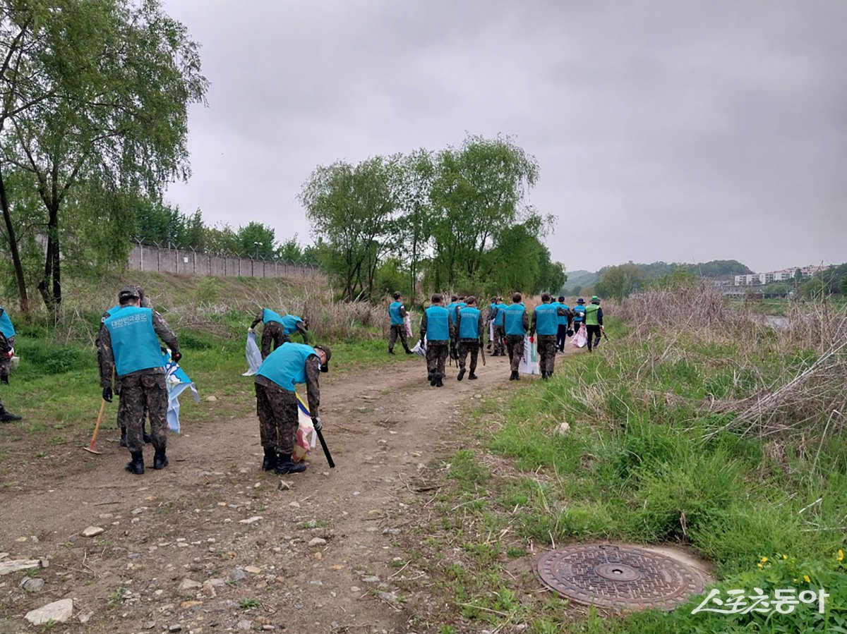 정화 활동에 시 공무원과 공군부대 장병, 자원봉사 단체 모습.  사진제공ㅣ성남시