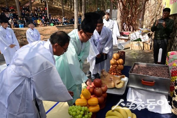 봉화군연합회가 지난 25일 희망 풍년기원제를 진행하고 있는 모습. 사진제공｜봉화군