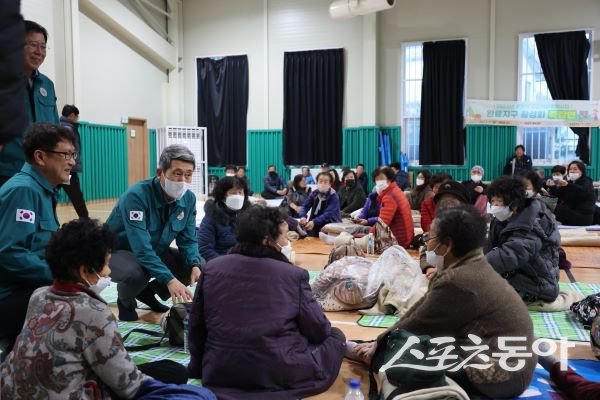 이강덕 포항시장이 죽장면 체육센터에 마련된 주민대피소를 방문해 위로하고 있다. 사진제공｜포항시