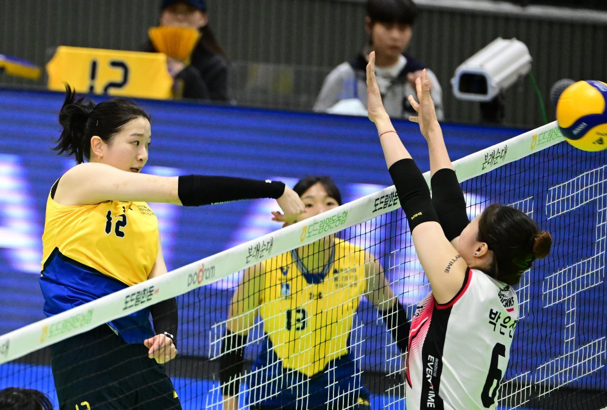 현대건설 미들블로커 이다현(왼쪽)이 25일 수원체육관에서 열린 정관장과 PO 1차전 도중 상대 블로커를 피해 공격을 시도하고 있다. 사진제공|KOVO