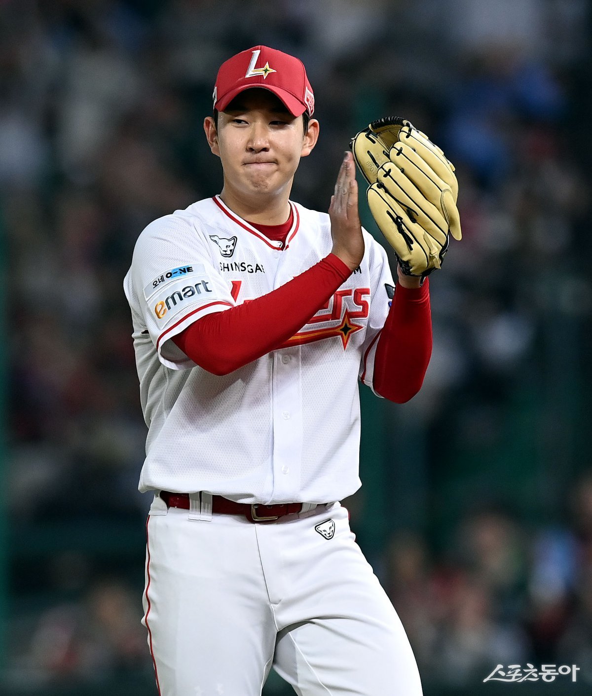 SSG 송영진이 26일 인천 롯데전에 선발등판해 6.1이닝 1실점의 호투를 펼친 뒤 야수들에게 박수를 보내고 있다. 인천|김민성 기자 marineboy@donga.com