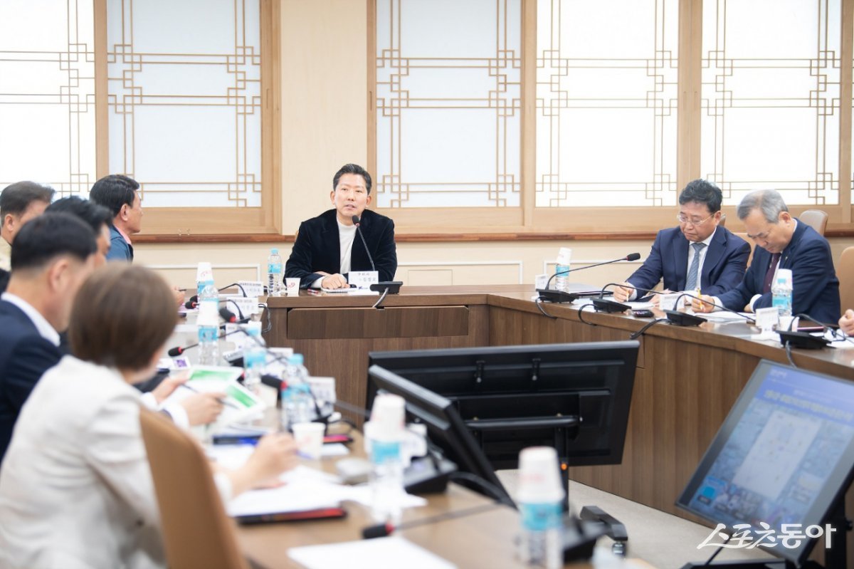 김장호 구미시장이 지난 25일 열린 ‘구미 달달한 낭만야시장’ 추진상황 보고회에서 회의를 주재하고 있다. 사진제공ㅣ구미시