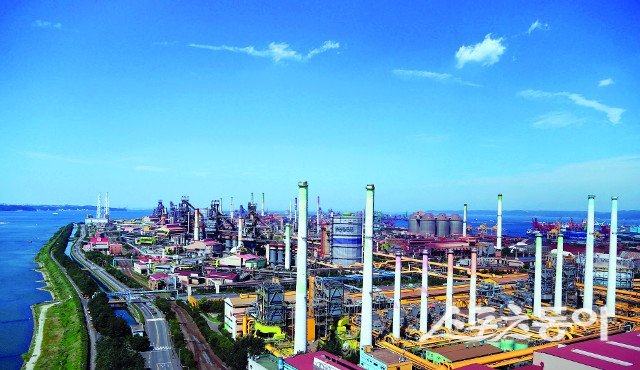 포스코 포항제철소 파트너사협회 및 협력사 29개社가 경북지역 산불 피해 복구를 위해 재해성금 1억원을 내놓는다. 사진은 포스코 포항제철소 전경. 사진제공ㅣ포스코