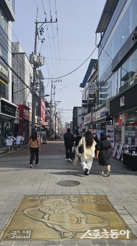 오는 31일부터 구미 문화로 내 상가에서 3만 원 이상 소비하면 구미사랑상품권 2000원권 1매를 돌려 받을 수 있다. 사진은 구미역 앞 문화로 거리. 사진제공ㅣ구미시