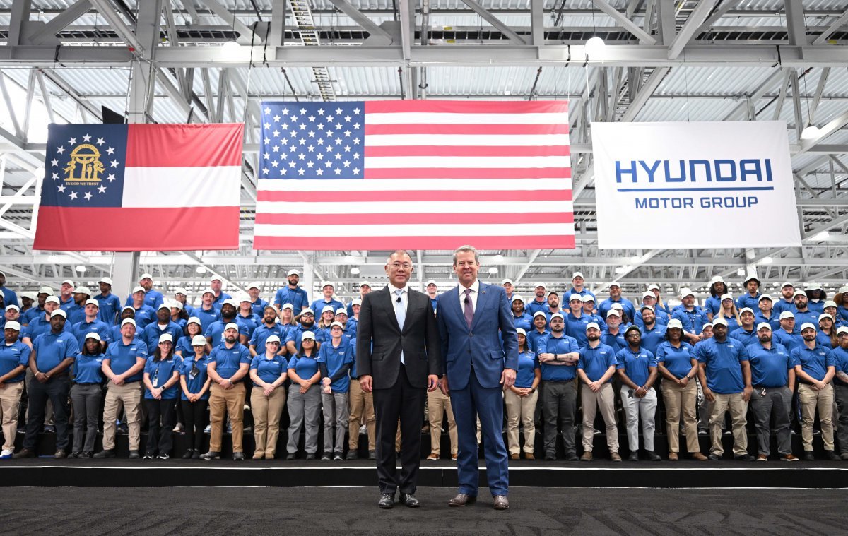 정의선 현대차그룹 회장과 브라이언 켐프 조지아 주지사가 HMGMA 준공식에서 기념사진을 촬영하고 있는 모습. 사진제공 |현대차
