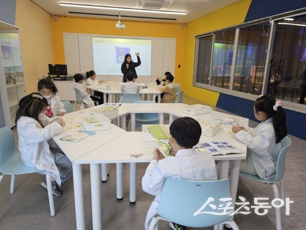 성주과일어린이과학체험관에서 프로그램이 진행되고 있는 모습. 사진제공ㅣ성주군