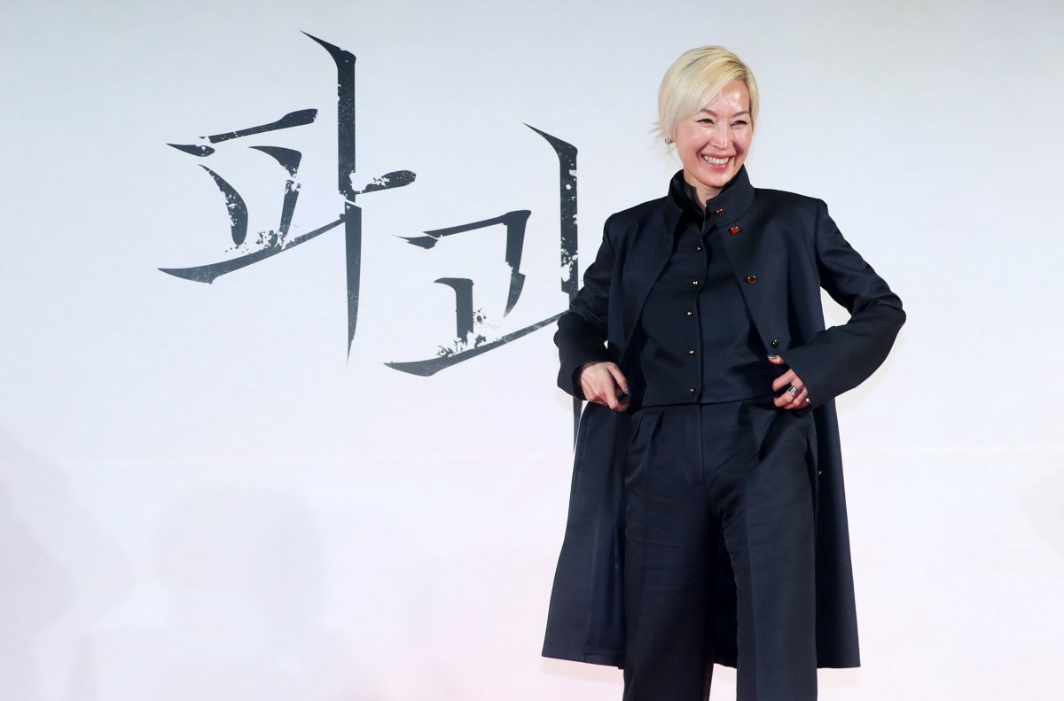 [서울=뉴시스] 김혜진 기자 = 배우 이혜영이 27일 오전 서울 광진구 롯데시네마 건대입구에서 열린 영화 ‘파과’(감독 민규동) 제작보고회에서 포즈를 취하고 있다. 2025.03.27. jini@newsis.com