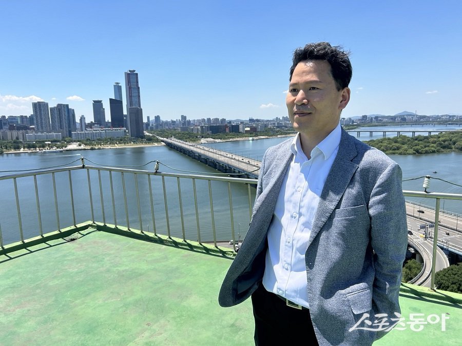 서울경찰청 광역수사단 공공범죄수사대에서 근무하는 윤청수 경감. 26년간 경찰로서 살아오며 굵직한 사건들을 맡아온 그의 이야기를 들어봤다. 사진제공|윤청수 경감